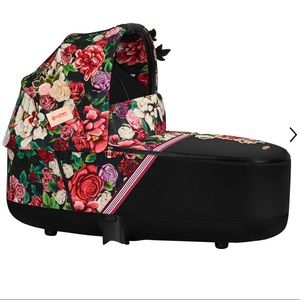 Cyber Priam bassinet Dark Spring Blossom